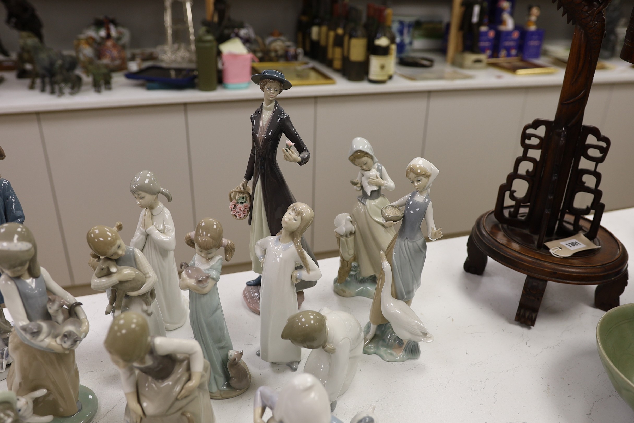 A collection of Lladro figurines (19)
